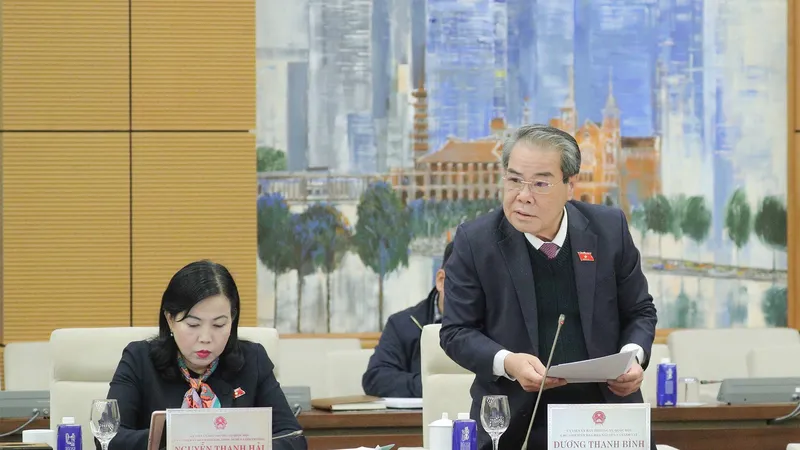 Chủ nhiệm Ủy ban Dân nguyện và Giám sát Dương Thanh Bình trình bày báo cáo công tác dân nguyện của Quốc hội tháng 1-2026
