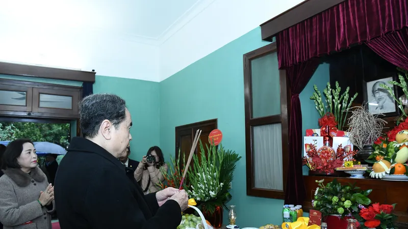 Chủ tịch Quốc hội Trần Thanh Mẫn dâng hương tưởng niệm Chủ tịch Hồ Chí Minh