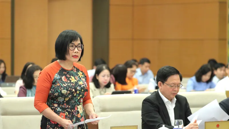 Thứ trưởng Bộ Tư pháp Đặng Hoàng Oanh trình bày tờ trình các dự án luật. Ảnh: VIẾT CHUNG