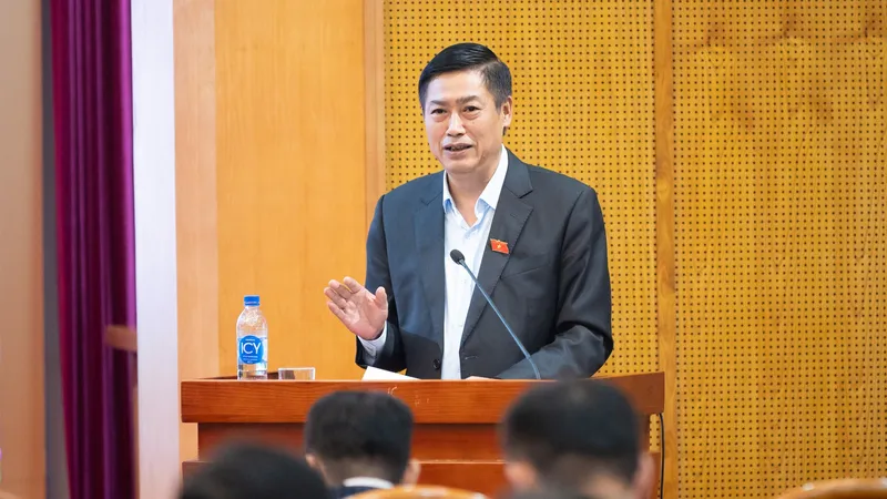Chủ nhiệm Ủy ban Công tác đại biểu Nguyễn Hữu Đông thông tin tại Hội nghị