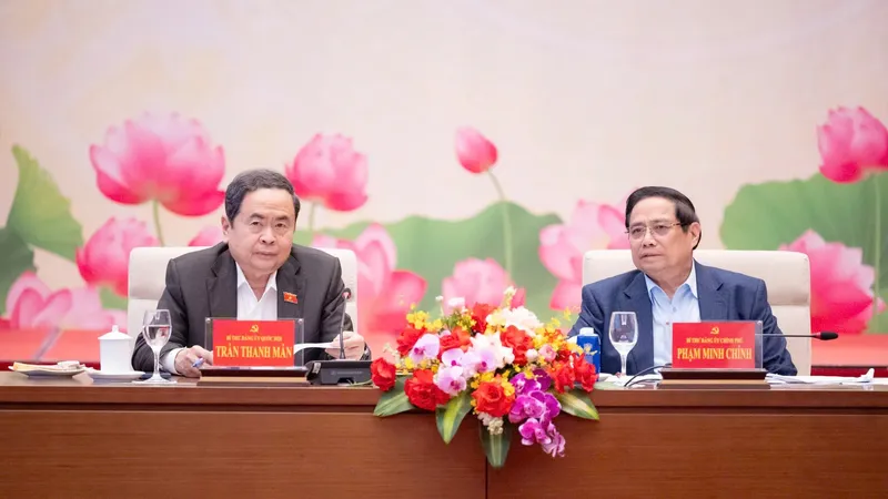 Bí thư Đảng ủy Quốc hội, Chủ tịch Quốc hội Trần Thanh Mẫn và Bí thư Đảng ủy Chính phủ, Thủ tướng Chính phủ Phạm Minh Chính đồng chủ trì Hội nghị Ban Thường vụ Đảng ủy Quốc hội với Ban Thường vụ Đảng ủy Chính phủ về nội dung, chương trình kỳ họp thứ nhất, Quốc hội khóa XVI, chiều 9-3. Ảnh: VIẾT CHUNG