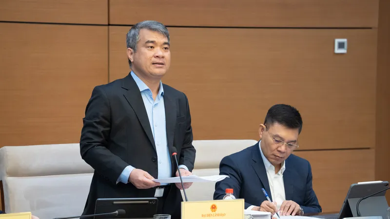Thứ trưởng Bộ Tư pháp Nguyễn Thanh Tú trình bày tờ trình