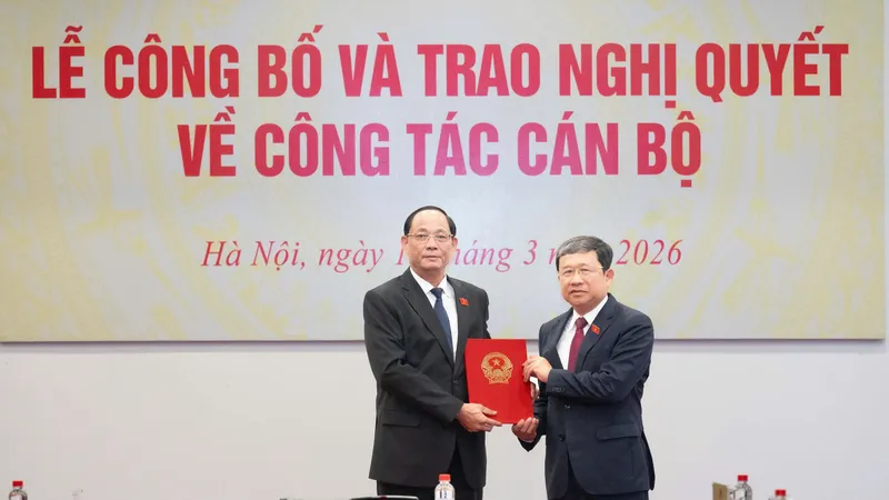 Phó Chủ tịch Quốc hội, Thượng tướng Trần Quang Phương trao Nghị quyết của UBTVQH phê chuẩn Phó Chủ nhiệm Thường trực Ủy ban Quốc phòng, An ninh và Đối ngoại của Quốc hội khóa XV đối với ông Vũ Hải Hà
