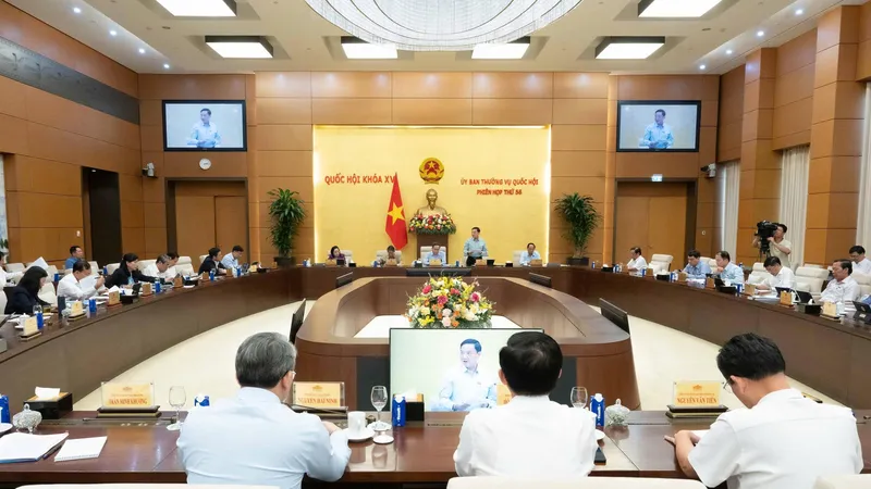 Quang cảnh phiên họp UBTVQH xem xét, thông qua nghị quyết