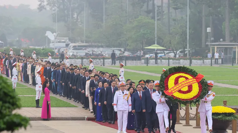 Đại biểu Quốc hội khóa XVI vào Lăng viếng Chủ tịch Hồ Chí Minh. Ảnh: VIẾT CHUNG