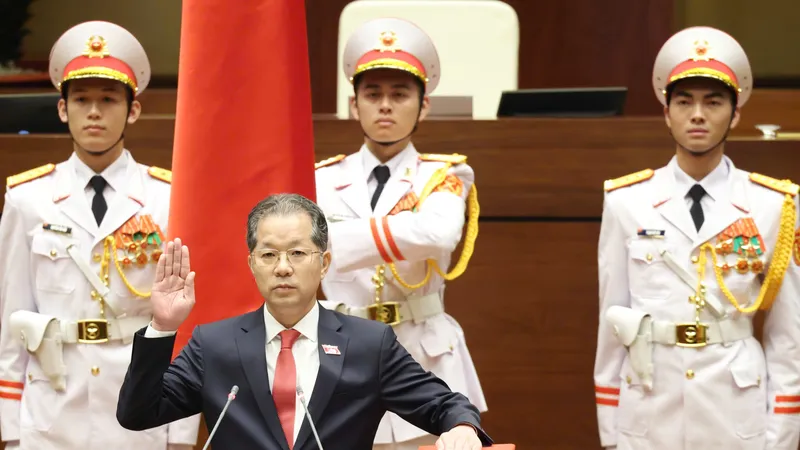 Chánh án Tòa án nhân dân tối cao Nguyễn Văn Quảng thực hiện nghi thức tuyên thệ. Ảnh: QUANG PHÚC