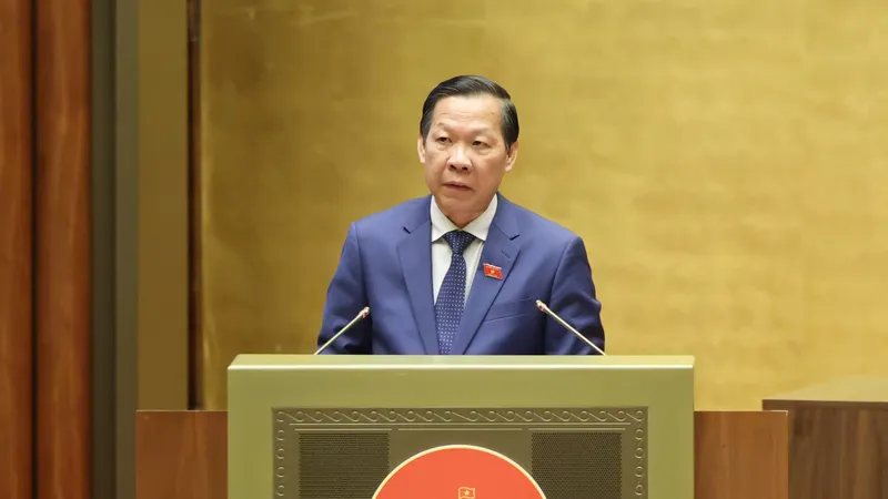 Chủ nhiệm Ủy ban Kinh tế và Tài chính Phan Văn Mãi trình bày báo cáo thẩm tra dự thảo Nghị quyết của Quốc hội. Ảnh: QUANG PHÚC