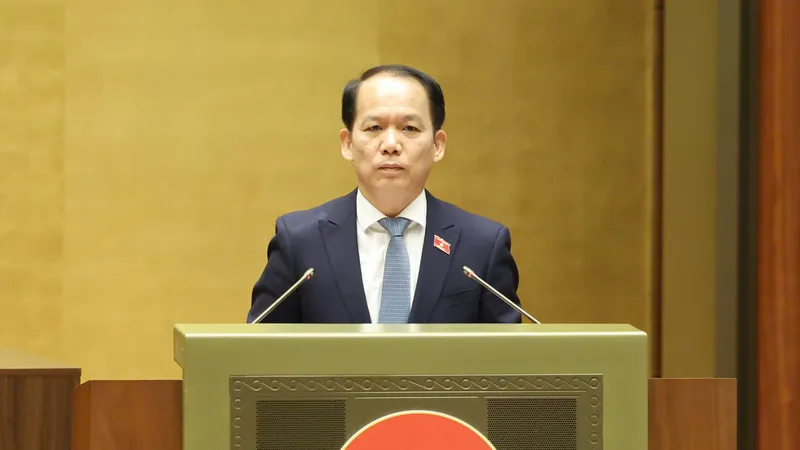 Bộ trưởng Bộ Tư pháp Hoàng Thanh Tùng trình bày các tờ trình, chiều 8-4. Ảnh: QUANG PHÚC