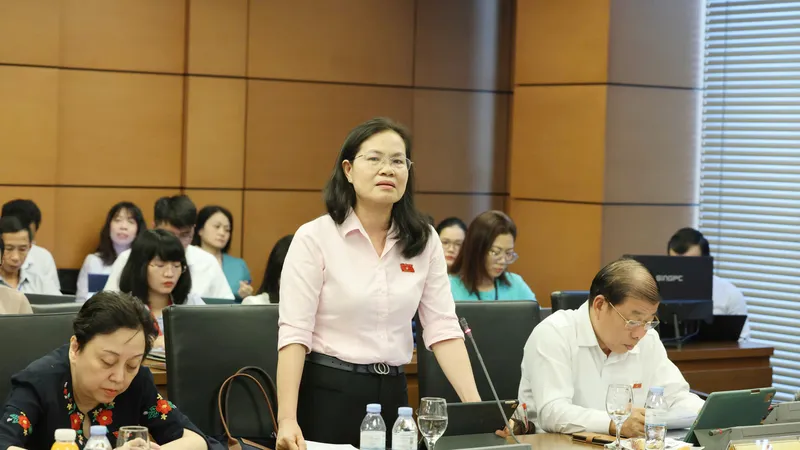 ĐB Nguyễn Thị Hồng Hạnh (TPHCM) phát biểu tại tổ ĐB Quốc hội TPHCM. Ảnh: QUANG PHÚC 
