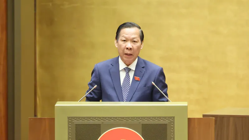Chủ nhiệm Ủy ban Kinh tế và Tài chính Phan Văn Mãi trình bày báo cáo thẩm tra dự thảo nghị quyết. Ảnh: QUANG PHÚC