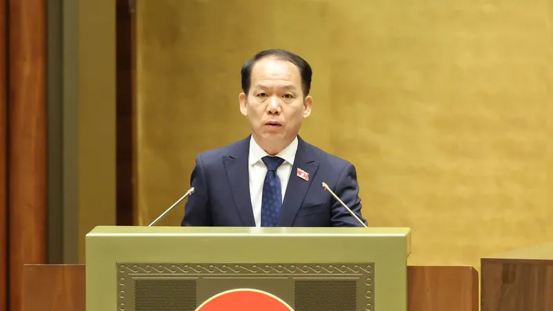 Bộ trưởng Bộ Tư pháp Hoàng Thanh Tùng trình bày tờ trình về dự án luật. Ảnh: QUANG PHÚC