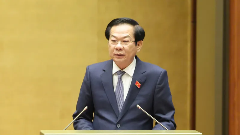 Bộ trưởng Bộ Nội vụ Đỗ Thanh Bình trình bày tờ trình về việc thành lập thành phố Đồng Nai trực thuộc Trung ương, sáng 20-4. Ảnh: QUANG PHÚC