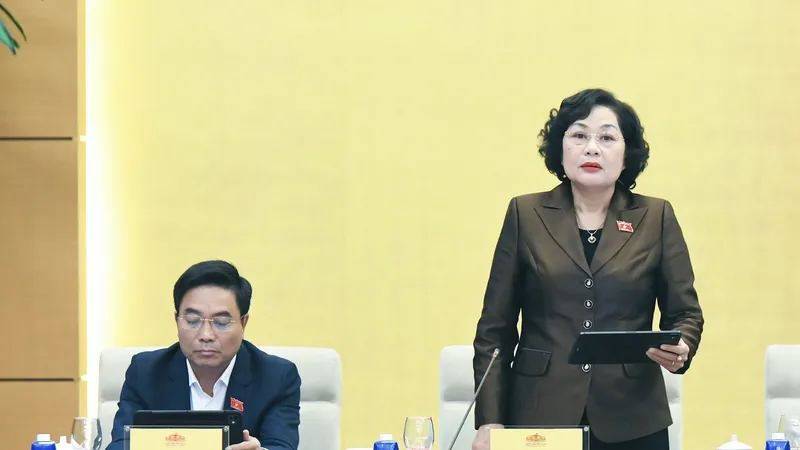 Phó Chủ tịch Quốc hội Nguyễn Thị Hồng điều hành phiên họp. Ảnh: VIẾT CHUNG