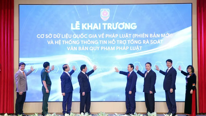 Phó Thủ tướng Chính phủ Lê Tiến Châu, Phó Chủ tịch Quốc hội Nguyễn Khắc Định, Bộ trưởng Bộ Tư pháp Hoàng Thanh Tùng và các đại biểu khai trương cơ sở dữ liệu quốc gia về pháp luật (phiên bản mới) 