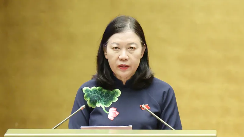 Bà Lê Thị Nga, Chủ nhiệm Ủy ban Dân nguyện và Giám sát của Quốc hội trình bày Tờ trình về dự kiến chương trình giám sát của Quốc hội năm 2027. Ảnh: QUANG PHÚC