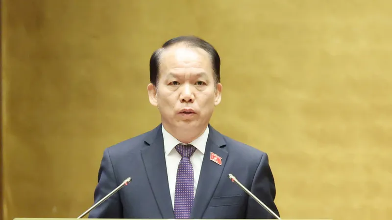 Bộ trưởng Bộ Tư pháp Hoàng Thanh Tùng trình bày báo cáo giải trình, tiếp thu, chỉnh lý dự thảo Nghị quyết của Quốc hội về thực hiện thí điểm chế định luật sư công. Ảnh: QUANG PHÚC