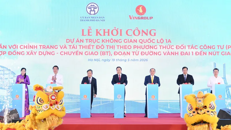 Chủ tịch Quốc hội Trần Thanh Mẫn và các đại biểu thực hiện nghi thức khởi công dự án. Ảnh: CẨM HÀ 