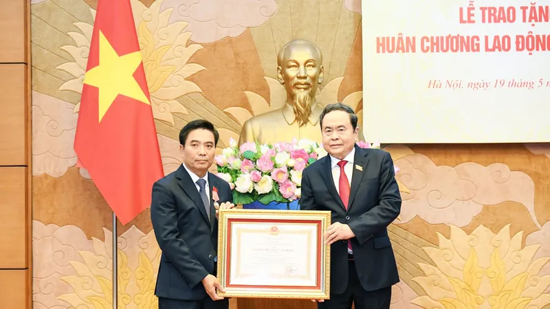 Chủ tịch Quốc hội Trần Thanh Mẫn trao Huân chương Lao động hạng Nhất đến Phó Chủ tịch Quốc hội, Thượng tướng Nguyễn Doãn Anh. Ảnh: CẨM HÀ