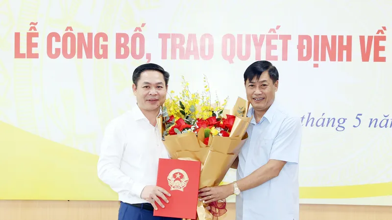 Chủ nhiệm Ủy ban Công tác đại biểu Nguyễn Hữu Đông trao quyết định và tặng hoa chúc mừng Vụ trưởng Vụ Công tác đại biểu Chử Văn Thìn. Ảnh: CẨM HÀ 