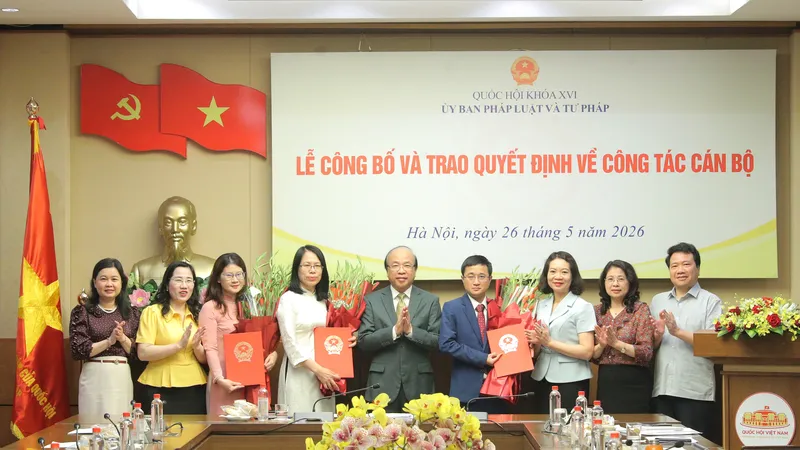 Lãnh đạo Ủy ban Pháp luật và Tư pháp chúc mừng các đồng chí vừa nhận quyết định bổ nhiệm. Ảnh: CẨM HÀ 