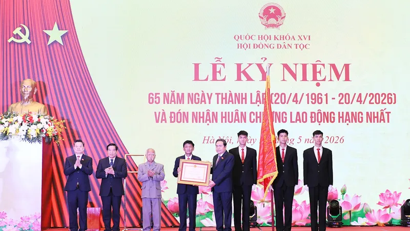 Thay mặt lãnh đạo Đảng và Nhà nước, Chủ tịch Quốc hội Trần Thanh Mẫn trao Huân chương Lao động hạng nhất tặng Hội đồng Dân tộc. Ảnh: CẨM HÀ 