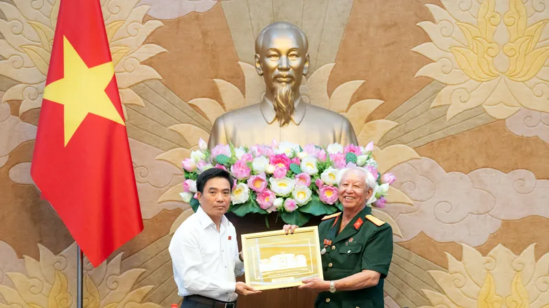 Phó Chủ tịch Quốc hội, Thượng tướng Nguyễn Doãn Anh tặng quà Đoàn đại biểu của Bảo tàng Chiến sĩ cách mạng bị địch bắt, tù đày. Ảnh: CẨM HÀ 