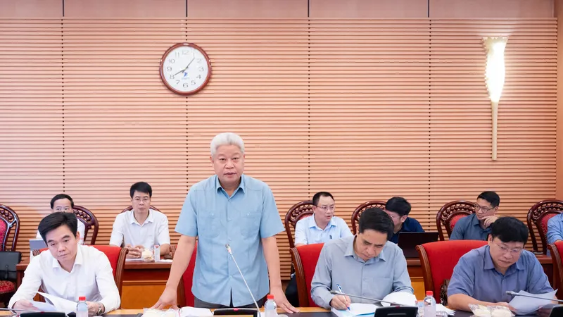 Thứ trưởng Bộ Nội vụ Nguyễn Mạnh Khương trao đổi làm rõ các nội dung đại biểu quan tâm tại cuộc họp. Ảnh: CẨM HÀ 