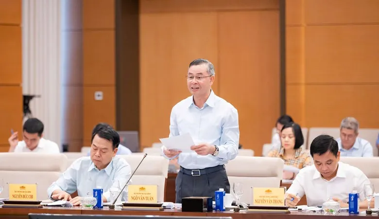 Bộ trưởng Bộ Tài chính Ngô Văn Tuấn trình bày tờ trình tại phiên họp chiều 10-6. Ảnh: VIẾT CHUNG