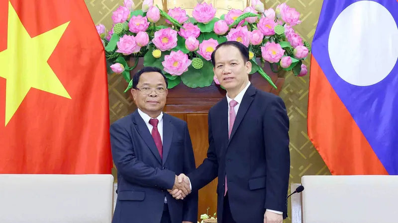 Bộ trưởng Bộ Tư pháp Hoàng Thanh Tùng đón tiếp đồng chí Khamphan Phommathat, tại trụ sở Bộ Tư pháp, sáng 16-6. Ảnh: CẨM HÀ 