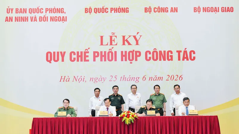 Chủ tịch Quốc hội Trần Thanh Mẫn và các đại biểu cùng chứng kiến việc ký kết. Ảnh: CẨM HÀ 