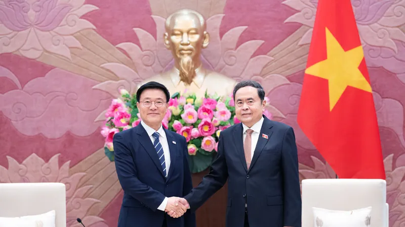 Chủ tịch Quốc hội Trần Thanh Mẫn và Giáo sư Kim Hak-min, Giám đốc Viện nghiên cứu kinh tế Kimhakmin E-roun (Hàn Quốc) tại Nhà Quốc hội. Ảnh: CẨM HÀ 