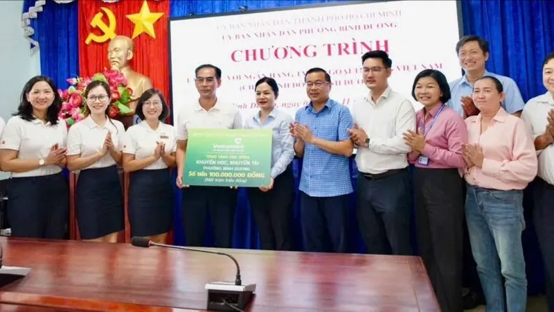 Phường Bình Dương: Quỹ khuyến học, khuyến tài tiếp nhận 100 triệu đồng hỗ trợ học sinh khó khăn