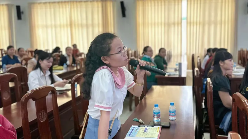 Đại diện doanh nghiệp đặt câu hỏi, trao đổi những nội dung liên quan đến Luật BHXH năm 2024