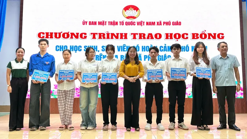 Xã Phú Giáo (TPHCM) trao 129 suất học bổng đến học sinh, sinh viên 