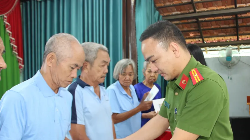 Trao căn cước và giấy khai sinh cho đối tượng bảo trợ xã hội