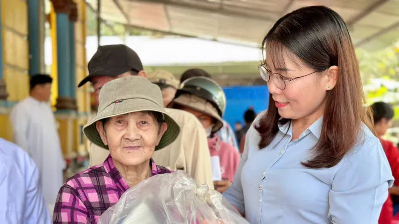 Xã Phú Giáo (TPHCM): Trao tặng 100 phần quà cho người dân khó khăn