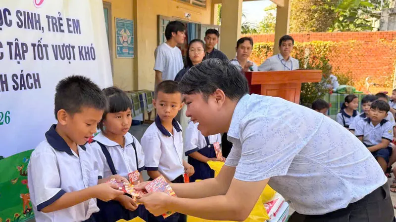 Trao 60 phần quà Tết cho gia đình chính sách và thiếu nhi tỉnh Tây Ninh