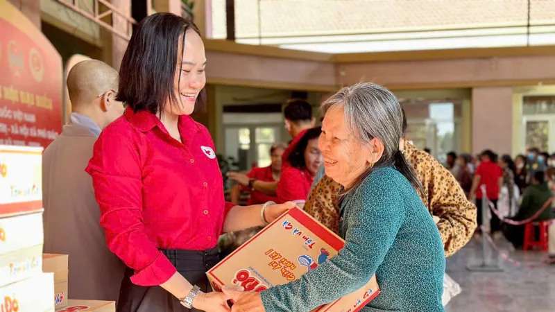 Xã Phú Giáo: Trao nhiều phần quà tết đến hộ nghèo