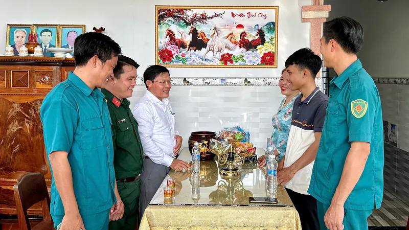 Xã Phú Giáo: Thăm, tặng quà động viên thanh niên người dân tộc trước lúc nhập ngũ