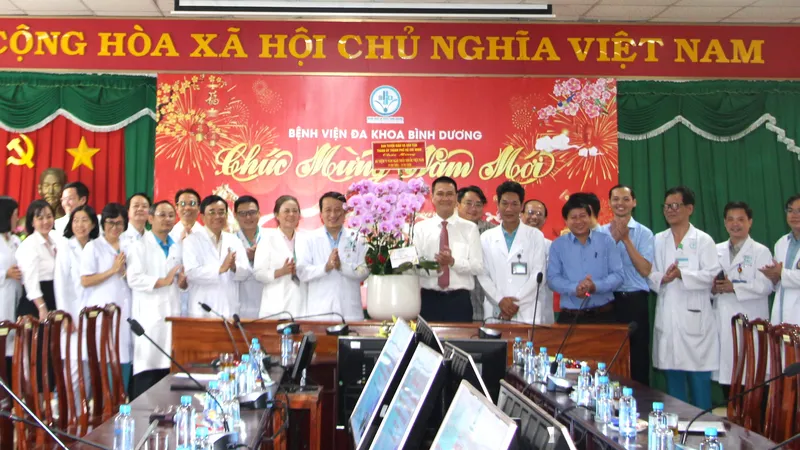 Lãnh đạo Ban Tuyên giáo và Dân vận Thành ủy TPHCM thăm, chúc mừng Bệnh viện Đa khoa Bình Dương