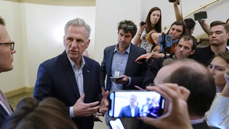 Chủ tịch Hạ viện Mỹ Kevin McCarthy trao đổi với báo chí về thỏa thuận trần nợ công. Ảnh: AP