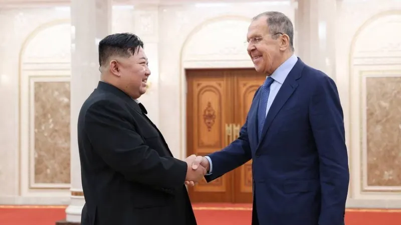 Nhà lãnh đạo Triều Tiên Kim Jong-un (trái) và Ngoại trưởng Nga Sergei Lavrov. Ảnh: REUTERS