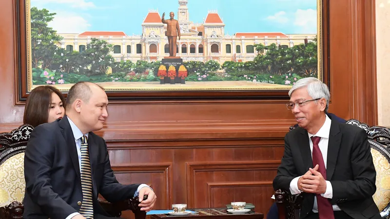 Phó Chủ tịch UBND TPHCM Võ Văn Hoan tiếp Đại sứ Kazakhstan tại Việt Nam Kanat Tumysh. Ảnh: VIỆT DŨNG
