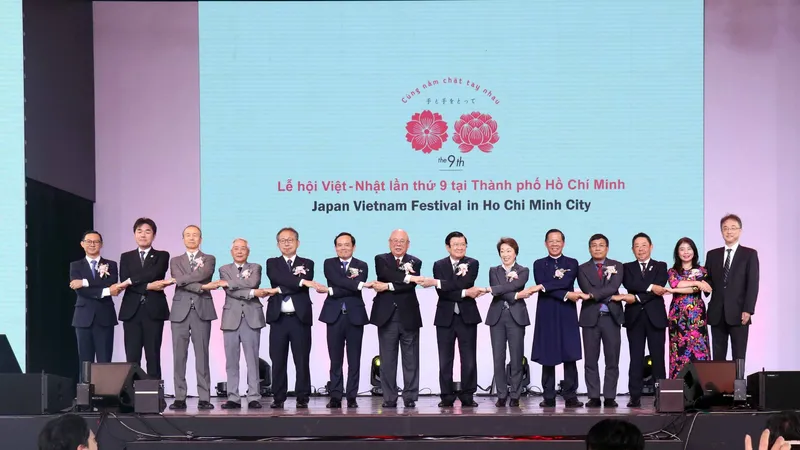 Các đại biểu thực hiện nghi thức khai mạc lễ hội. Ảnh: XUÂN KHU