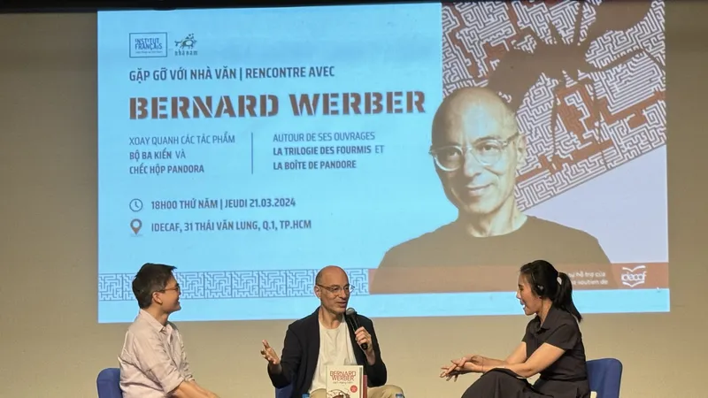 Nhà văn người Pháp Bernard Werber tại cuộc gặp do Viện Pháp tại Việt Nam tổ chức ở IDECAF. Ảnh: VIỆN PHÁP TẠI VIỆT NAM