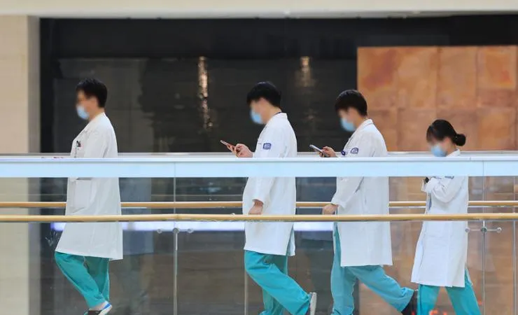 Các nhân viên y tế tại một bệnh viện ở thủ đô Seoul, Hàn Quốc ngày 20-3. Ảnh: YONHAP