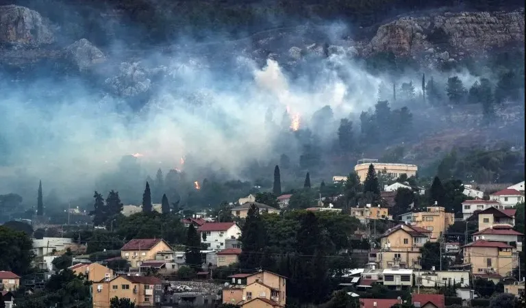 Lửa, khói bốc lên ở khu vực gần Kiryat Shmona, phía Bắc Israel sau vụ tấn công của Hezbollah vào đầu tháng 6. Ảnh: Reuters