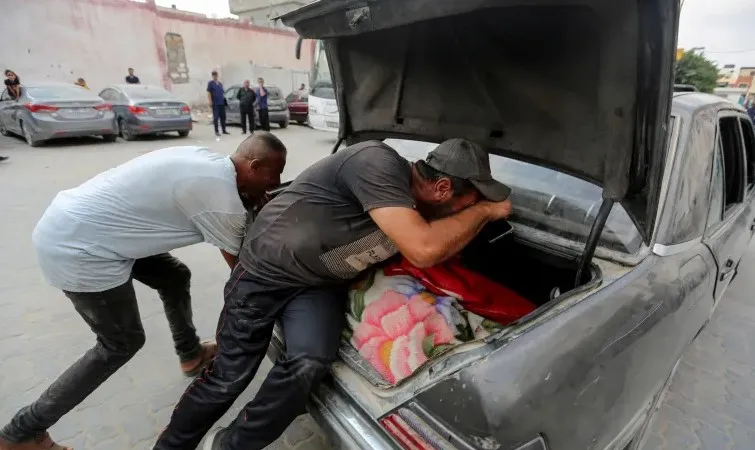 Một thi thể trong cốp xe gần tổ hợp y tế Nasser, TP Khan Younis. Ảnh: REUTERS