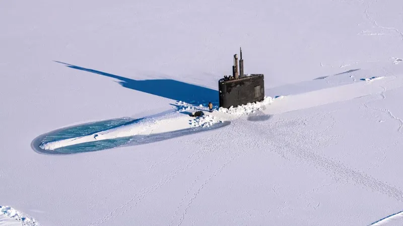 Tàu ngầm USS Pasadena của Mỹ trong một cuộc tập trận năm 2022 tại biển Beaufort, nhằm đánh giá mức độ sẵn sàng cho các hoạt động ở Bắc Cực. Ảnh: TREY HUTCHESON