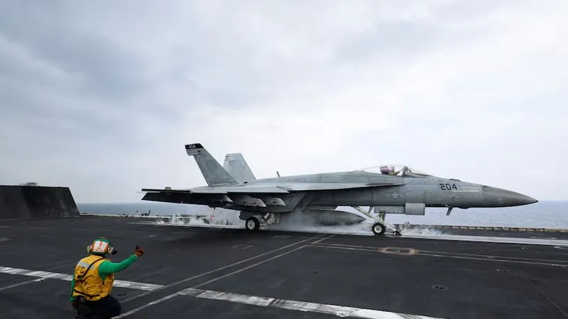 Một máy bay chiến đấu F/A-18E Super Hornet của Mỹ cất cánh từ tàu sân bay USS Dwight D. Eisenhower ở phía Nam Biển Đỏ, Trung Đông. Ảnh: REUTER